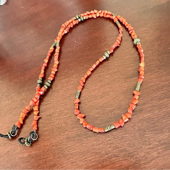 Natural coral chain for eyeglasses, baroque coral beads with bronze accents - Picture 4 of 4